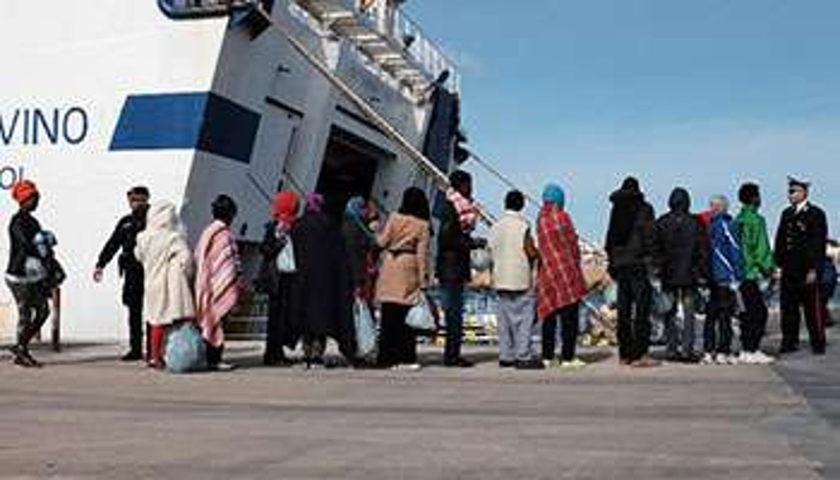 Des migrants, dont des Libyens, au port de Lampedusa, le 20 février 2015. © AFP