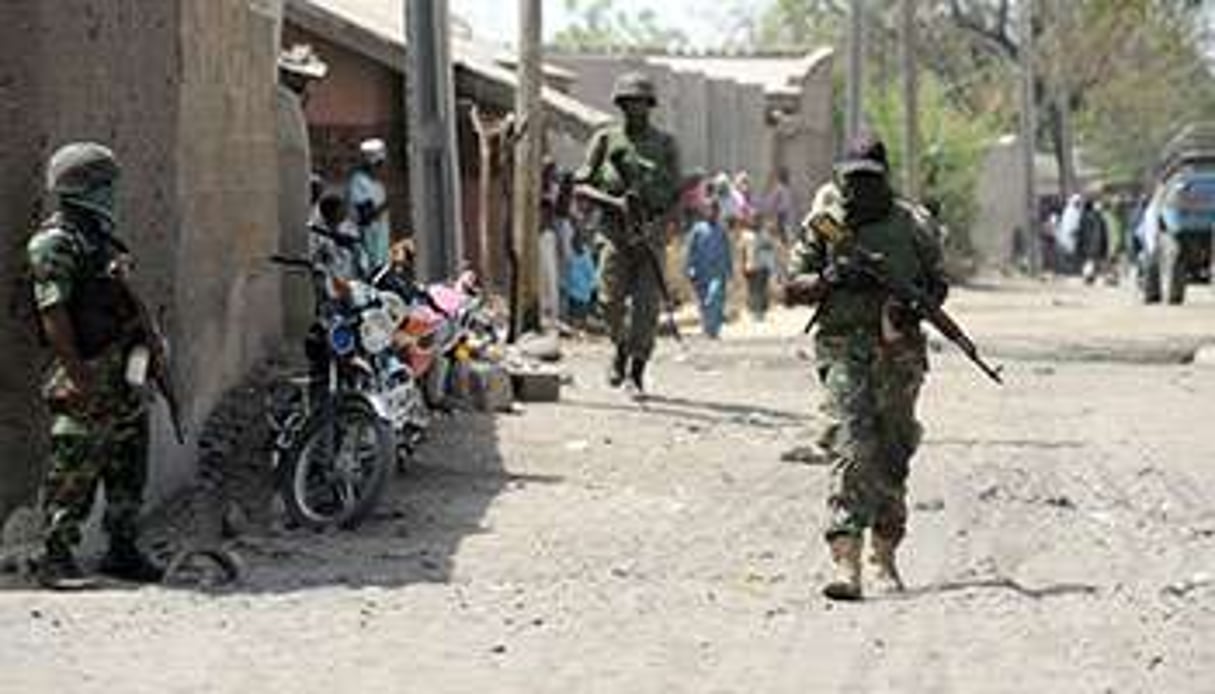 Des soldats nigérians dans les rues de Baga, le 30 avril 2013. © AFP