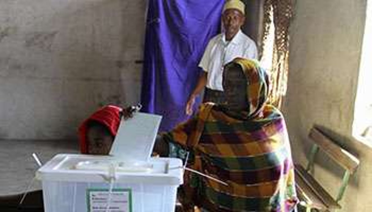 Une femme vote à Salimani, à 50 km de Moroni, lors du premier tour des législatives aux Comores. © AFP