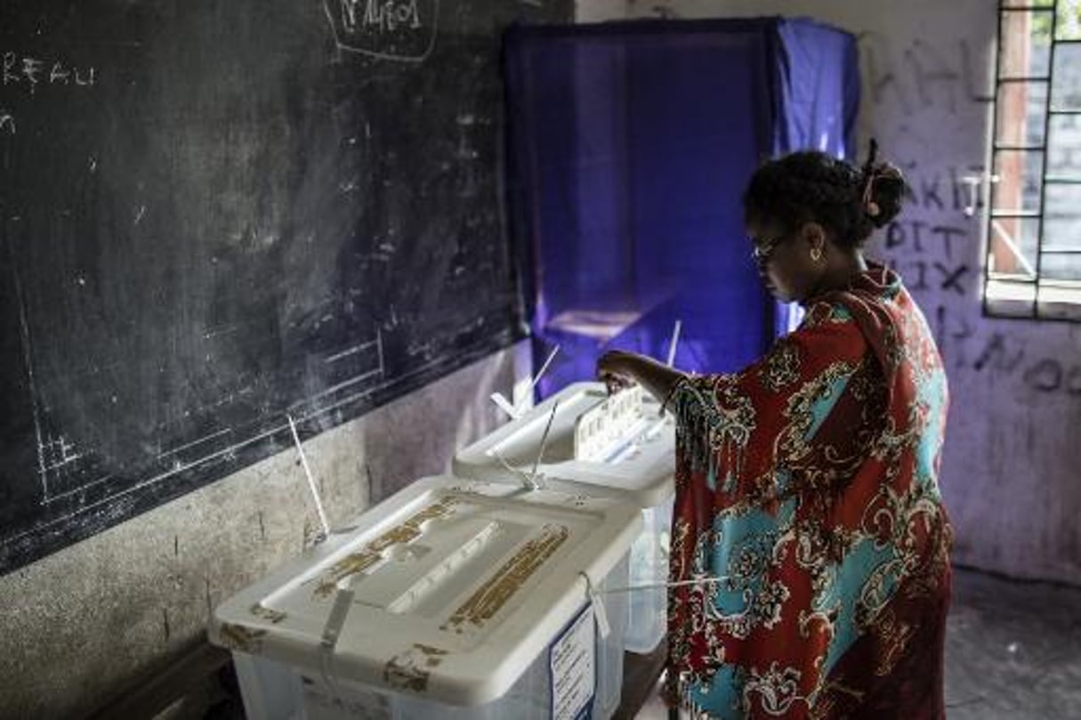 Une femme vote lors du second tour des législatives. © AFP