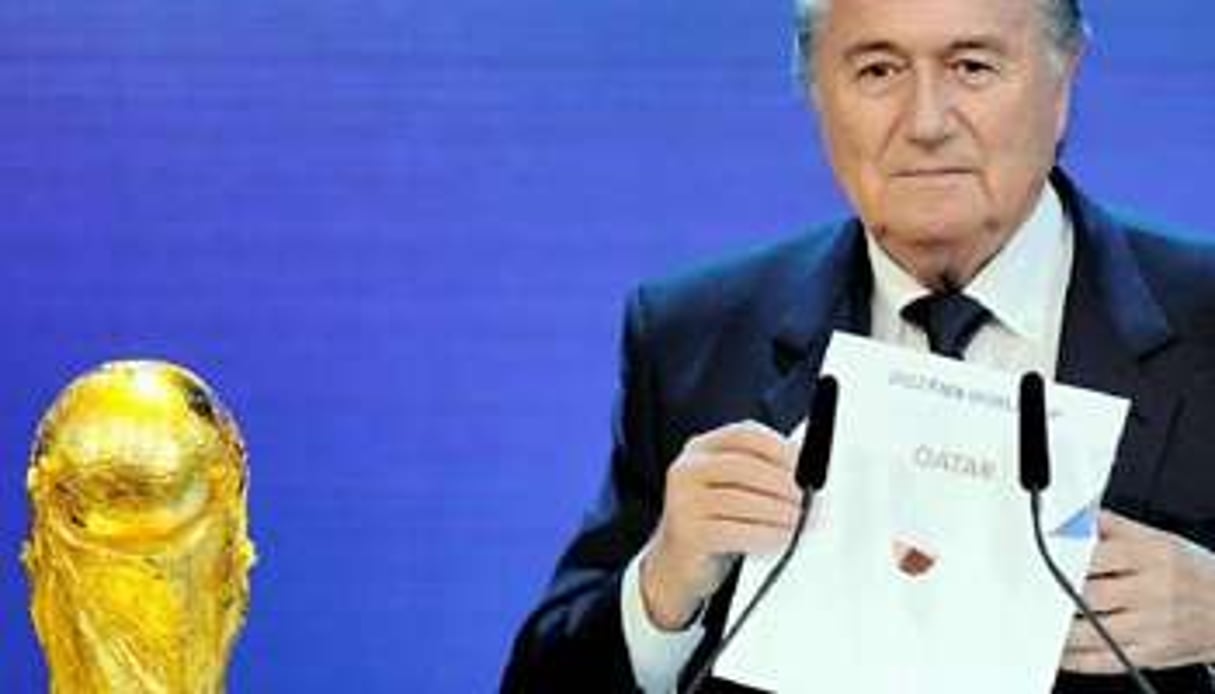 Sepp Blatter annonce que le Qatar organisera la Coupe du monde 2022. © AFP