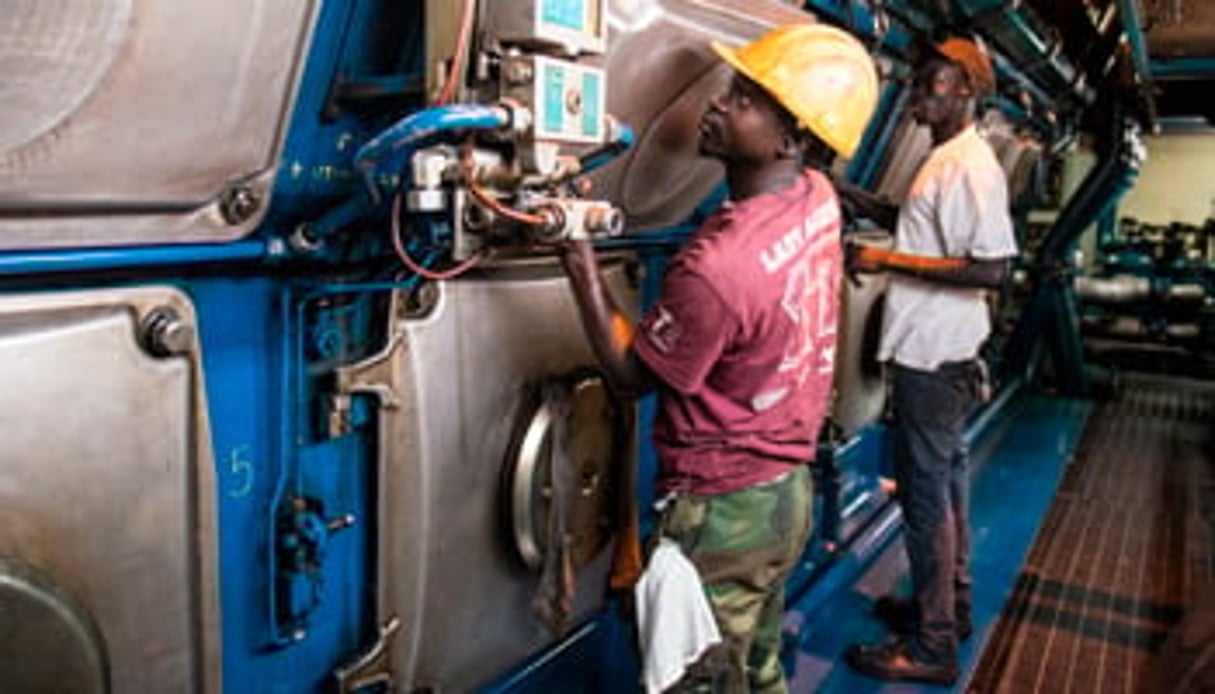 La centrale de Senelec à Bel-Air (Dakar) et ses moteurs fonctionnent au fuel lourd. © Youri Lenquette pour J.A.