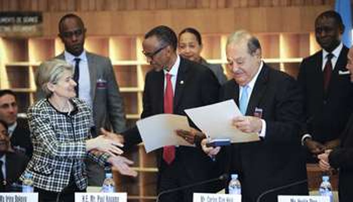 Paul Kagamé (centre) en compagnie de la directrice de l’Unesco (g.). © Vincent Fournier / J.A.