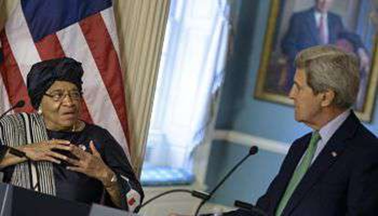 La présidente du Liberia, Ellen Johnson Sirleaf (g) et John Kerry, le 27 février à Washington. © AFP