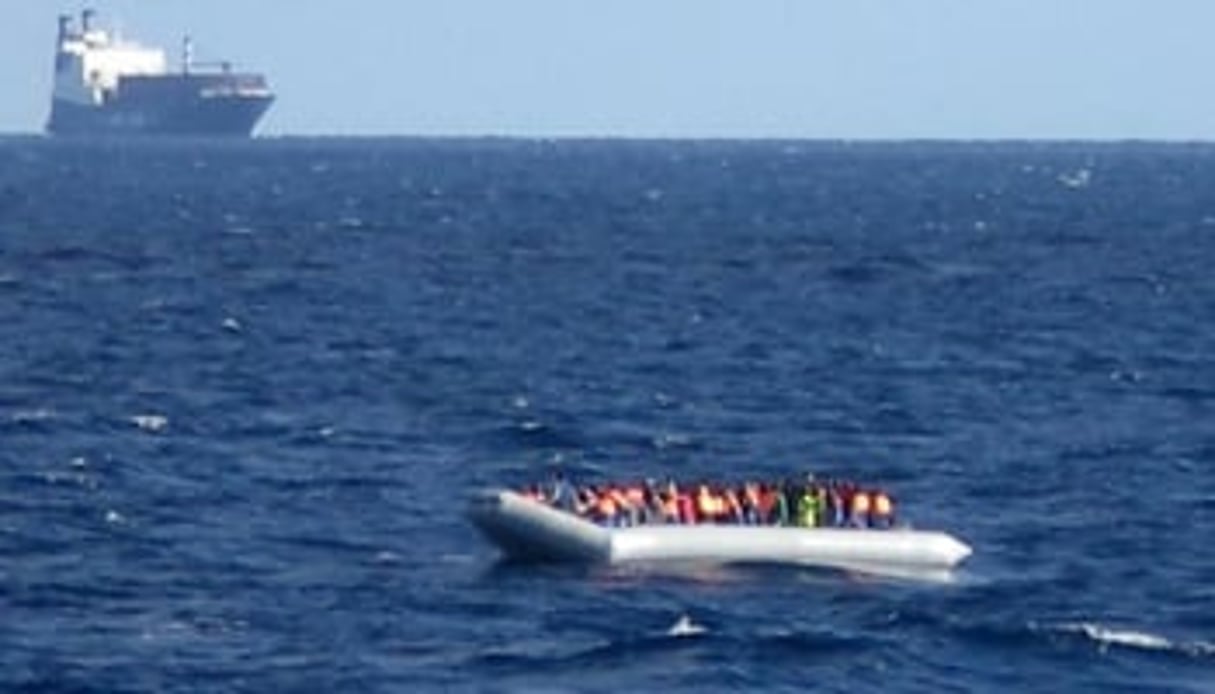 Un bateau de migrants au large de la Sicile le 4 décembre 2014. © AFP