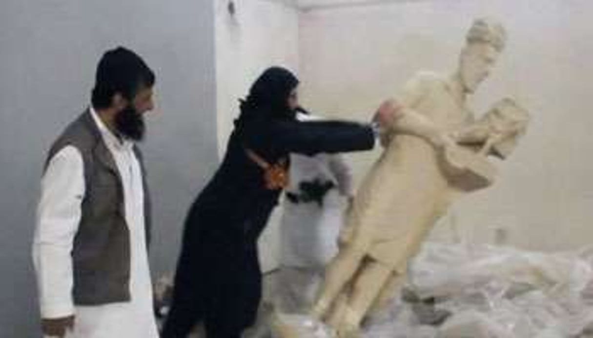 Des jihadistes détruisent des oeuvres du musée de Mossoul. © AFP