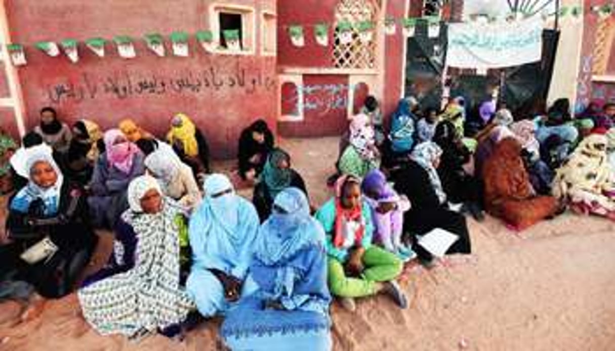 Des femmes effectuent un sit-in le 4 mars 2015 à In-Salah dans le Sahara algérien. © AFP