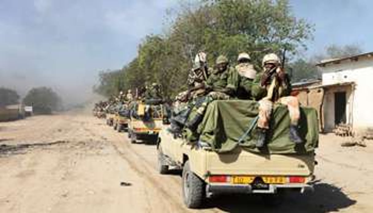 Des soldats tchadiens patrouillent dans le ville de Gamboru, au Nigeria, le 4 février. © AFP