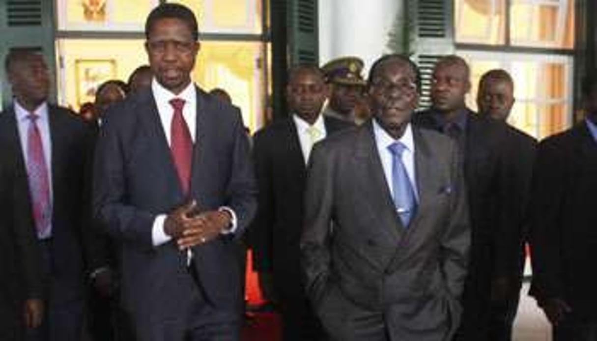 Le président zambien, Edgar Lungu, aux côtés de Robert Mugabe. © STR/AP