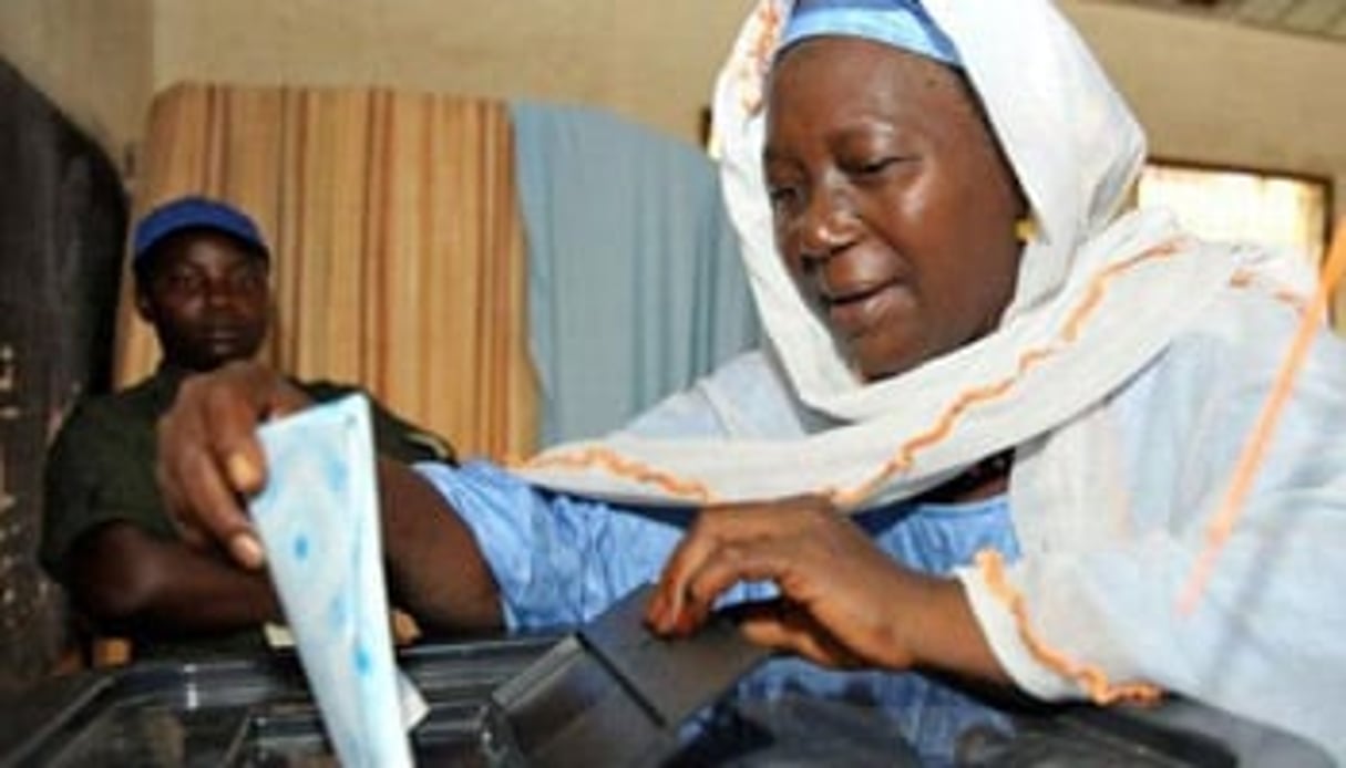 Une femme votant le 27 juin 2010 à Conakry. © AFP