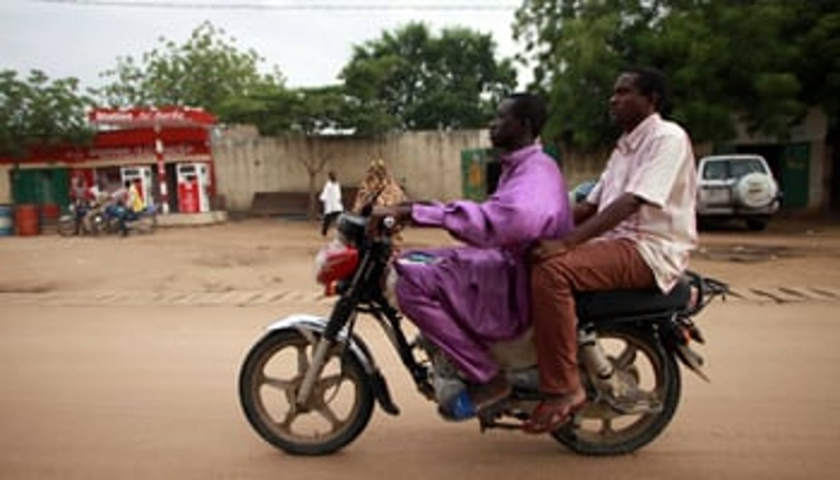 Des motocyclistes dans une rue de N’Djamena. © GOUPIL RODOLPHE/SIPA