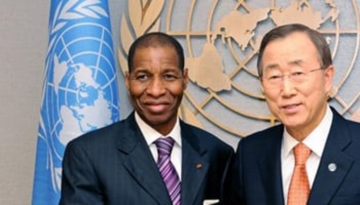 Youssou Bamba avec Ban Ki-moon lors de son accréditation à l’ONU, en décembre 2010 à New-York. © Reuters/UN