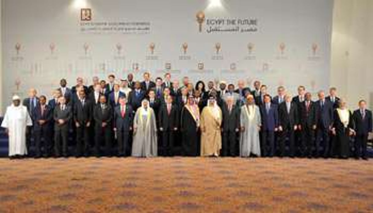 Le président égyptien entouré des participants à la conférence du 13 mars à Charm el-Cheikh © AFP