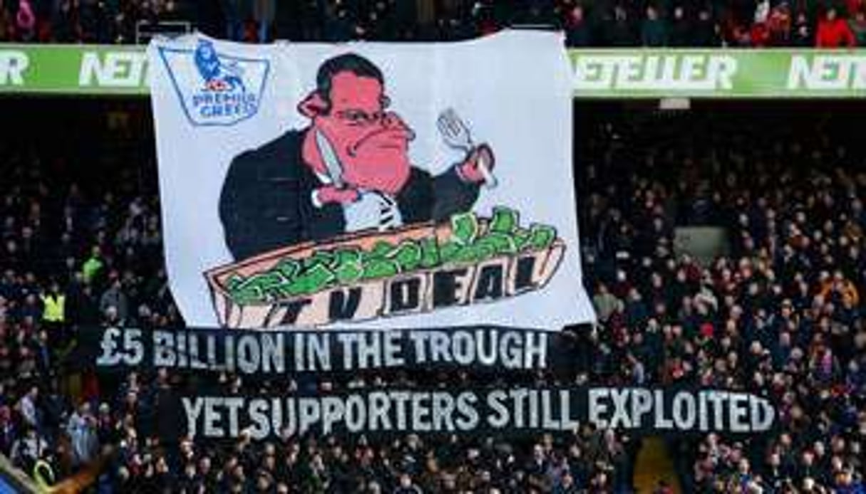 Des fans protestent contre l’accord conclu entre la ligue et les diffuseurs. © CLIVE ROSE / GETTY IMAGES EUROPE / Getty Images/AFP