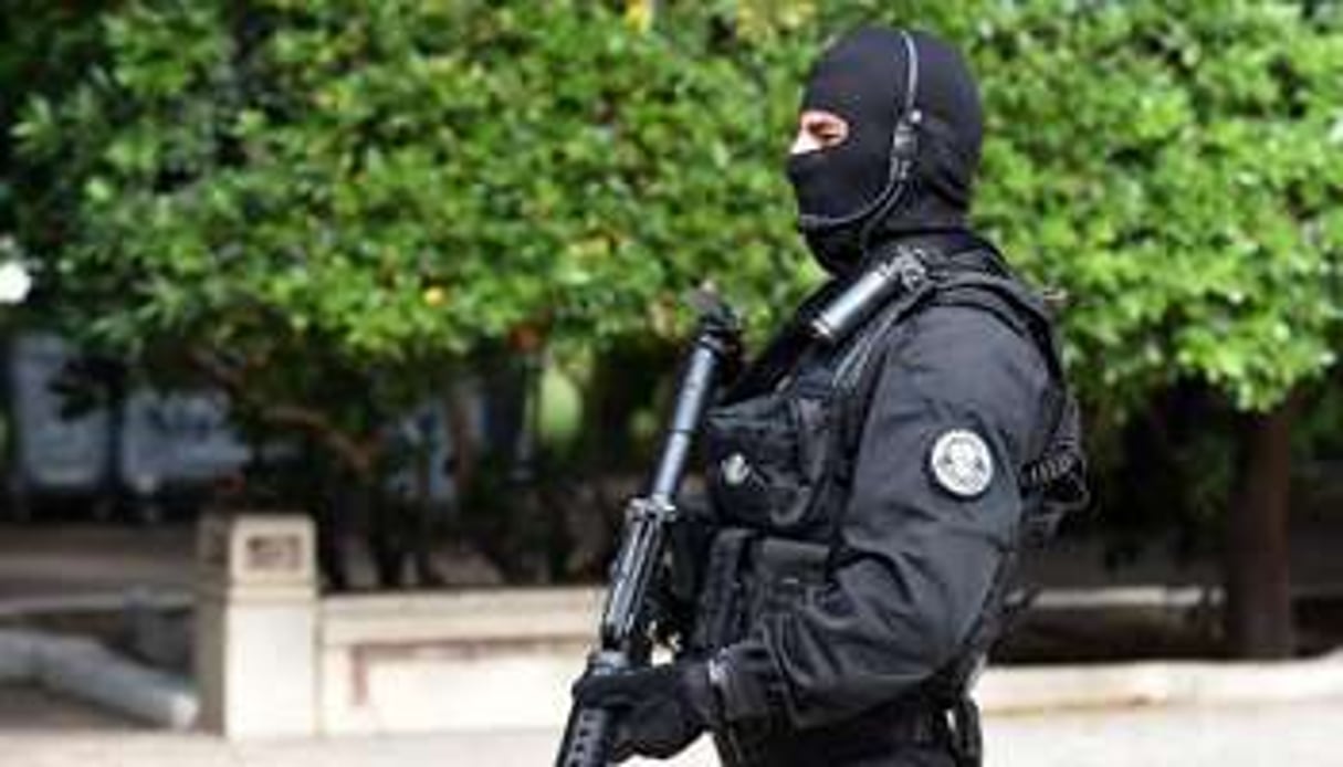 Un policier antiterroriste près de Tunis. © AFP