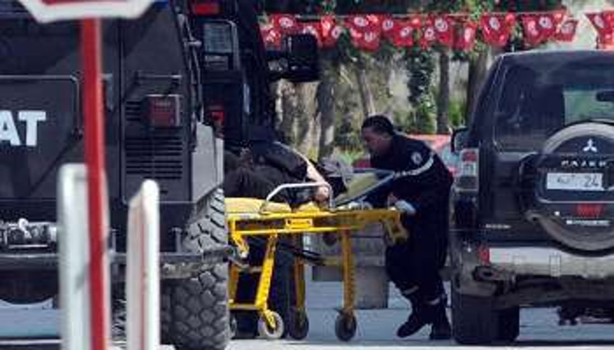Un blessé évacué du musée du Bardo mercredi 18 mars. © Salah Habibi/AFP
