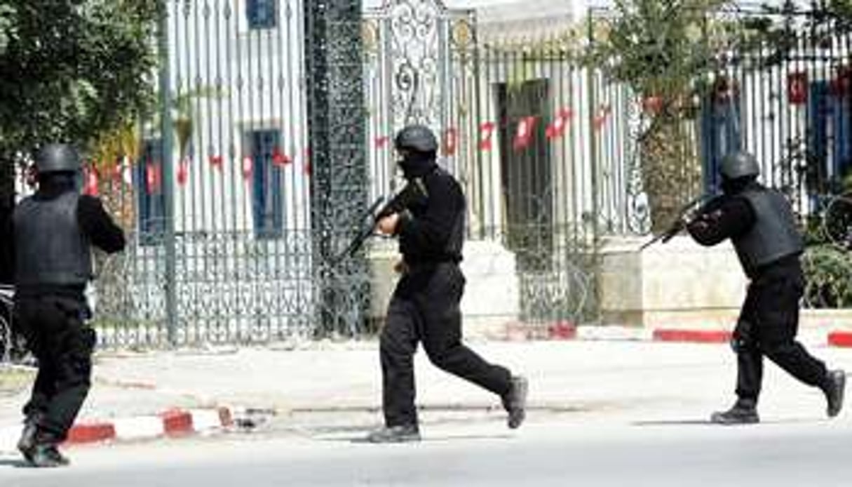 Les forces spéciales tunisiennes pendant l’attaque du musée. © AFP