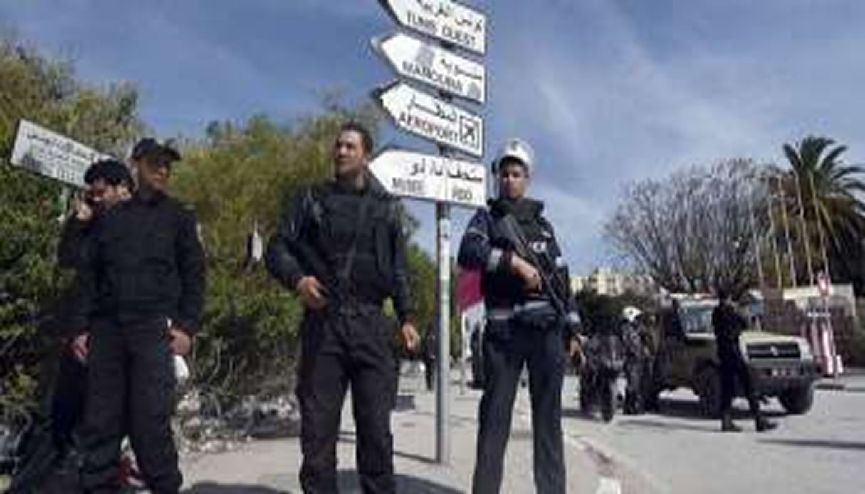 Les forces de sécurité tunisiennes déployées après l’attaque du Bardo. © Fethi Belaid/AFP