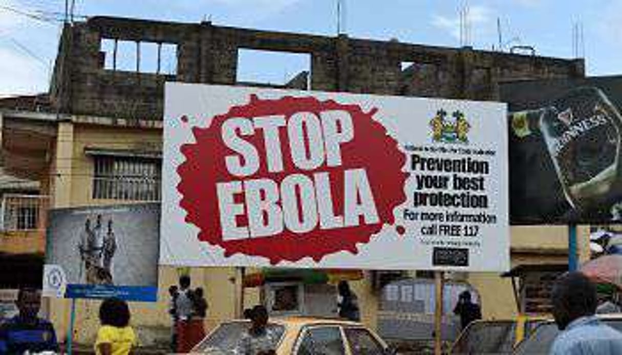 Affiche dans une rue de Freetown, la capitale de la Sierra Leone, le 7 novembre 2014. © AFP