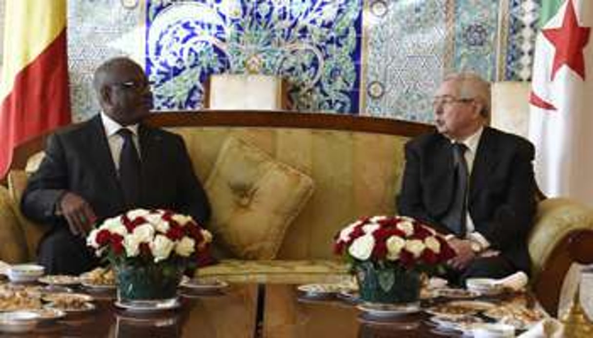 IBK a rencontre le président du Sénat algérien, Abdelkader Bensalah, dimanche 22 mars à Alger. © AFP