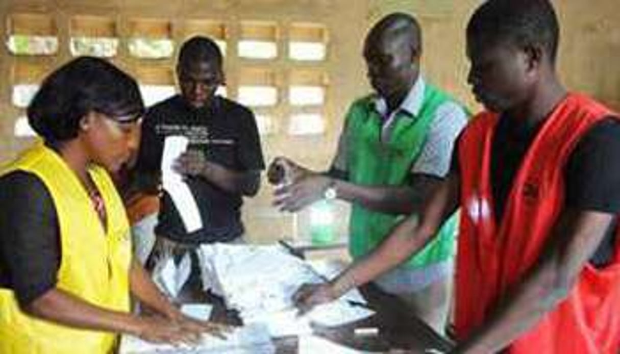 Des membres de la Ceni du Togo comptent les votes,le 25 juillet 2013 à Lomé. © AFP