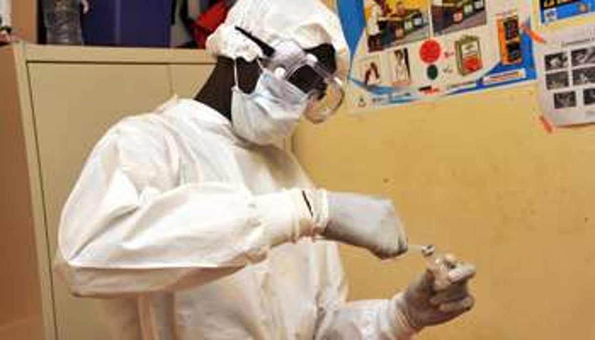 Une femme prépare un vaccin VSV-EBOV contre Ebola, en Guinée, le 10 mars 2015. © Cellou Binani/AFP