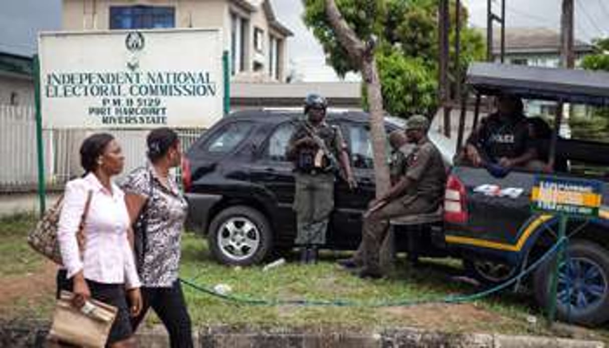 Des policiers devant les bureaux de la Commission électorale de Port Harbour. © AFP/Florian Plaucheur