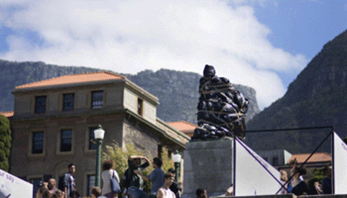 La statue de Cecil Rhodes, recouverte de sacs-poubelle. © AFP/RODGER BOSCH