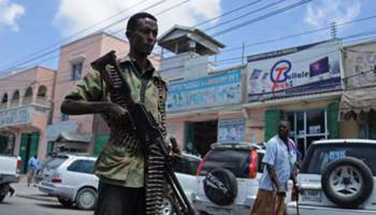 Les forces de sécurité somaliennes devant l’entrée du Central Hotel. © Mohamed Abdiwahab/AFP
