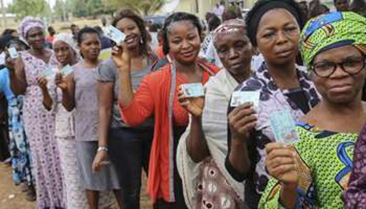 Des femmes attendent pour voter à Abuja au Nigeria, le 28 mars 2015. © AFP