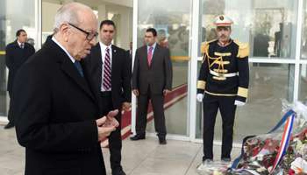 Le président Beji Caid Essebsi en prière le 22 mars 2015 devant le musée du Bardo à Tunis. © AFP