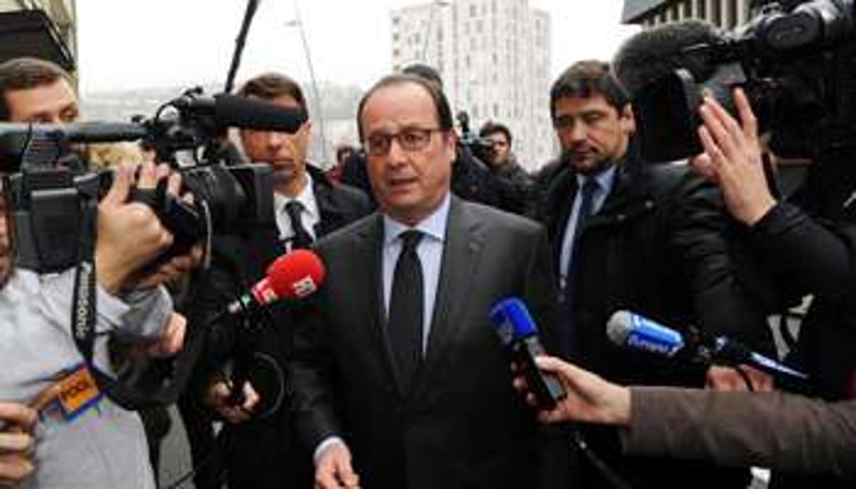 François Hollande entouré de journalistes après avoir voté le 29 mars 2015 à Tulle. © AFP