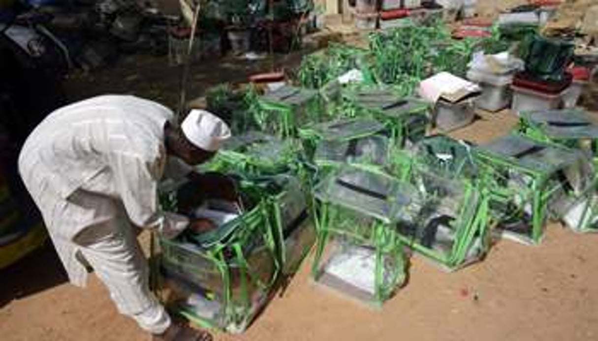 Un membre de la Commission électorale indépendante contrôle des urnes à Kastina, le 29 mars. © AFP