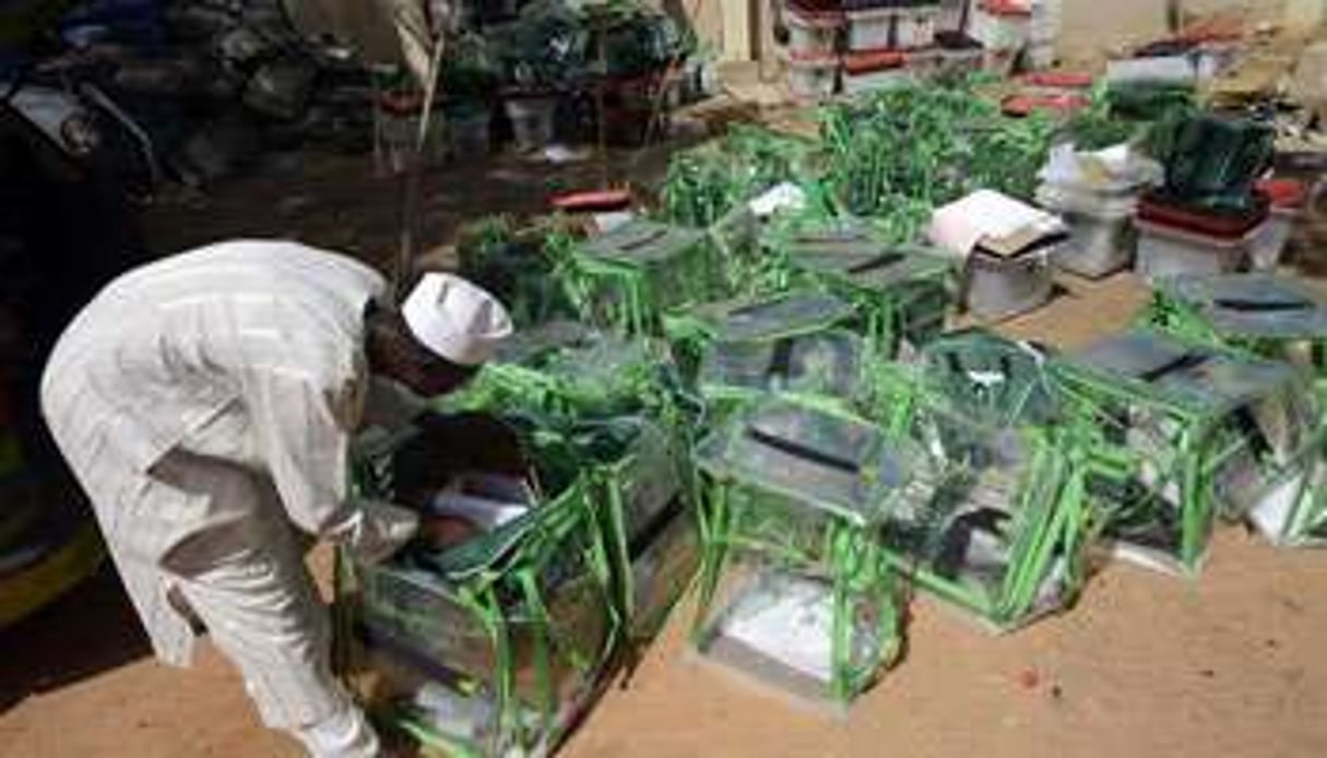 Un membre de la Commission électorale indépendante contrôle des urnes à Kastina au Nigeria. © Pius Utomi Ekpei-AFP