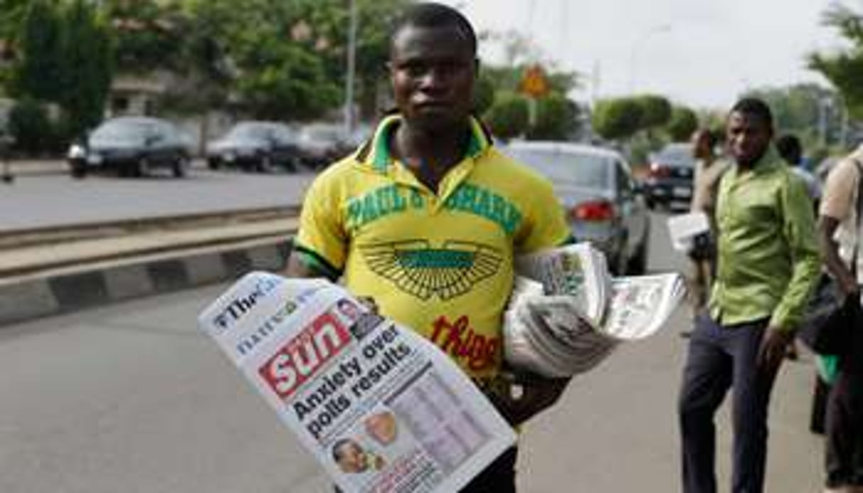 Un vendeur de journaux, le 30 mars dans les rues d’Abuja. © Sunday Alamba/AP/SIPA