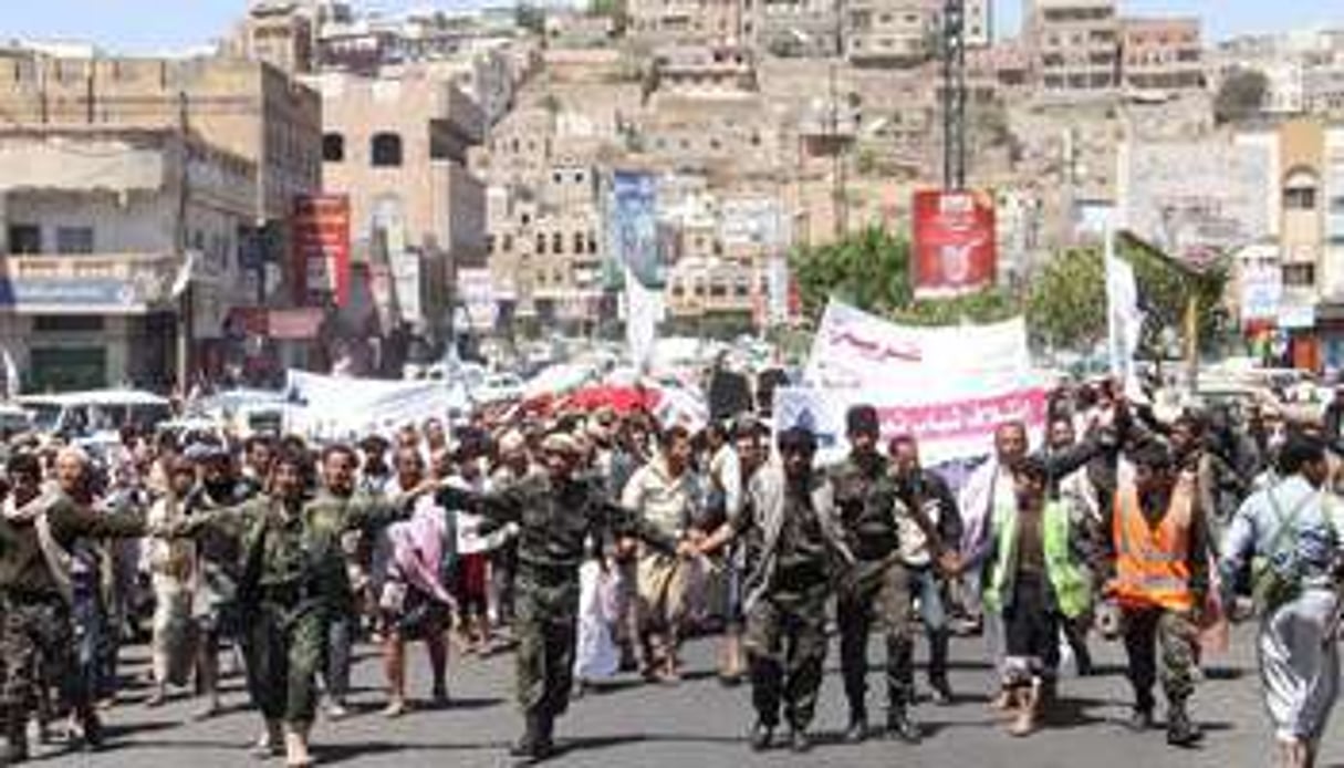 Des rebelles houthis et leurs partisans manifestent à Taëz (sud-ouest du Yémen), le 29 mars 2015. © AFP