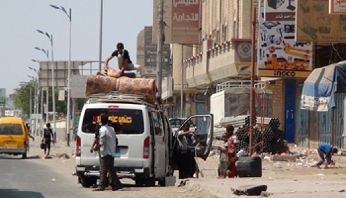 Des Yémenites fuient Aden, le 30 mars 2015, après des bombardements de la coalition arabe. © Saleh Al-Obeidi/AFP