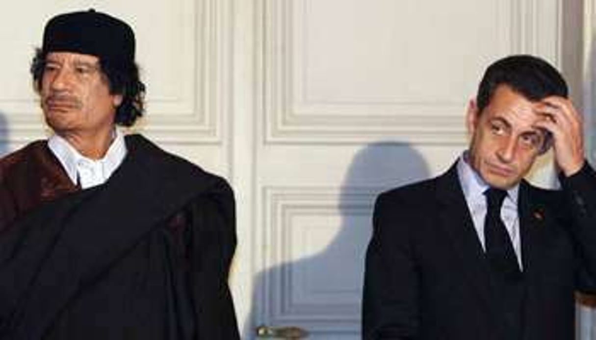 Kadhafi et Sarkozy en 2007 à Paris. © AFP