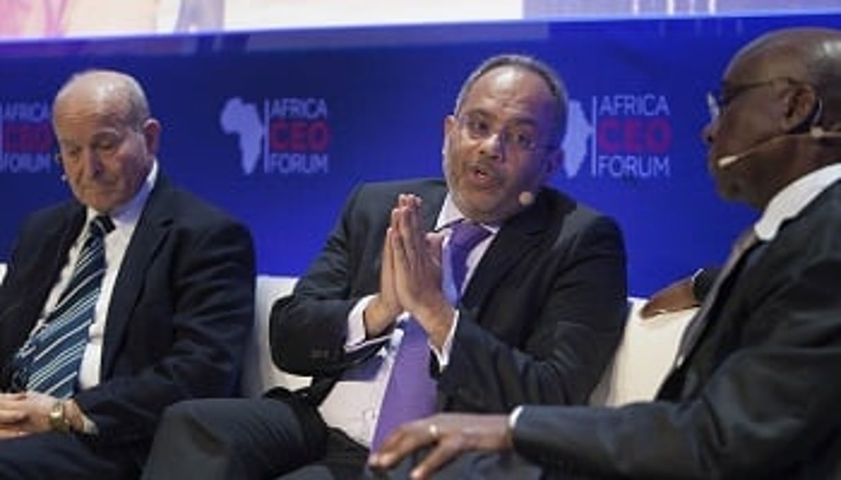 Carlos Lopes, ici entouré du patron algérien Issad Rebrab et de Donald Kaberuka, le président de la BAD, est le secrétaire exécutif de la Commission économique pour l’Afrique (CEA). © Jacques Torregano/The Africa CEO Forum/J.A.