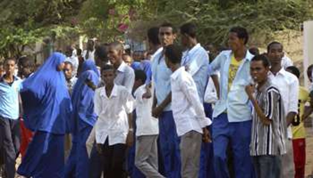Des étudiants rassemblés devant l’université de Garissa, jeudi 2 avril. © AP/SIPA
