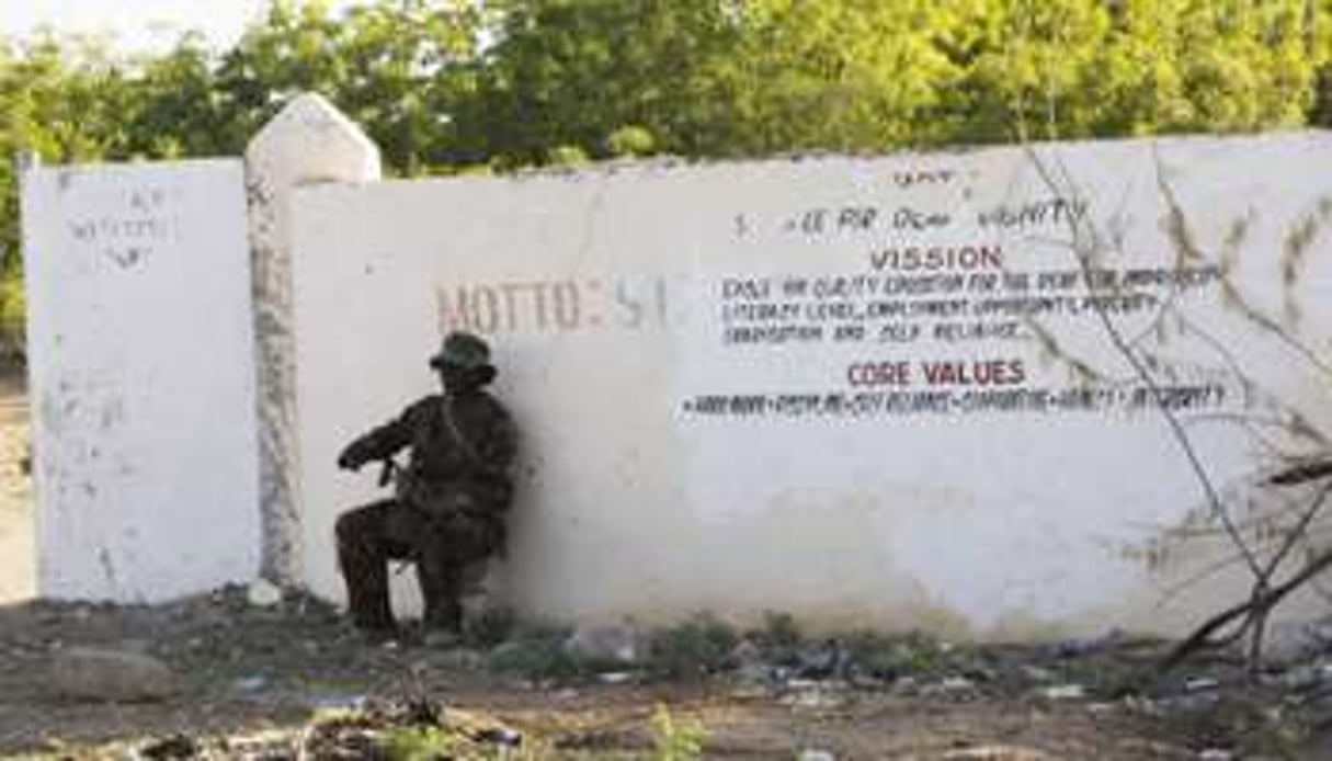 Un soldat kényan sécurise un périmètre à Garissa, autour de l’université, le 2 avril 2015. © Khalil Senosi/AP/SIPA