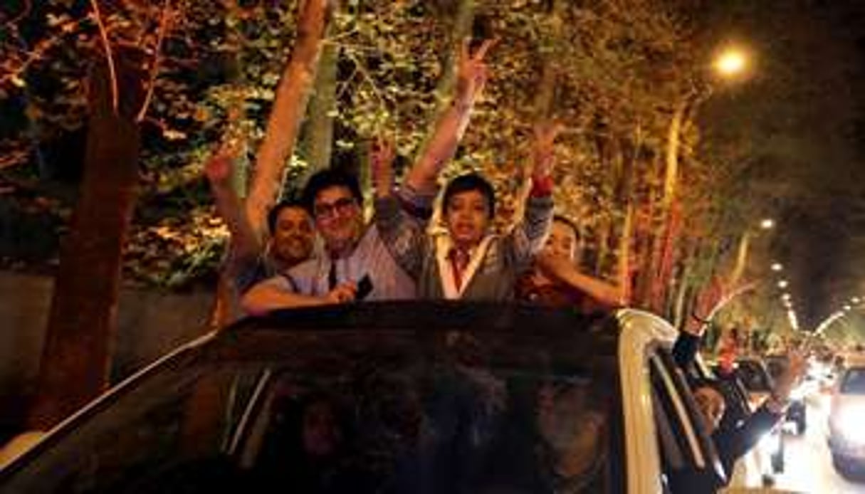 Des habitants de Téhéran saluent le 2 avril l’accord étape conclu. © AFP/Atta Kenaré