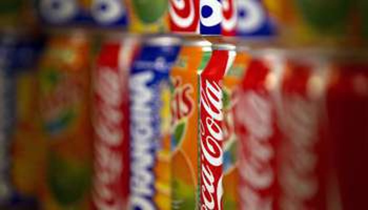 Des canettes périmées de la marque Coca-Cola ont été retrouvées dans un entrepôt du groupe Obouf. © Joël Saget/AFP