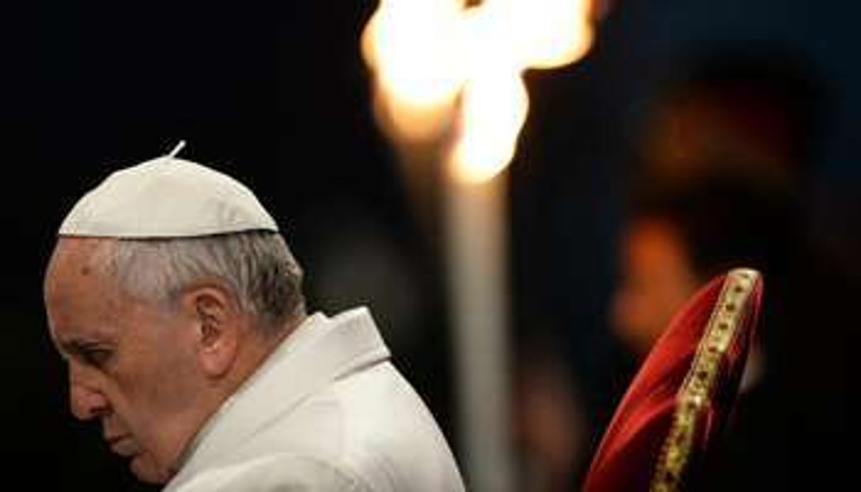 Le pape François prie durant une procession au Colisée à Rome durant la Veillée pascale. © AFP