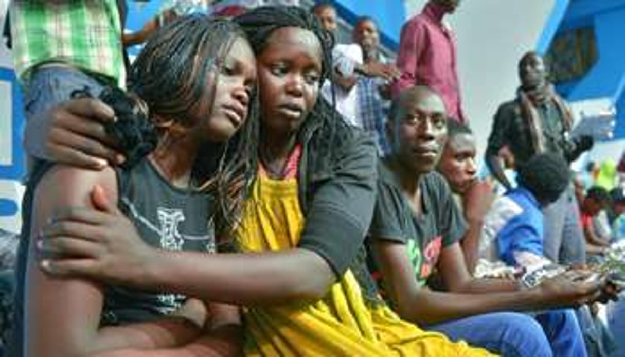 Une survivante de l’attaque de l’université de Garissa est réconfortée par une amie. © AFP