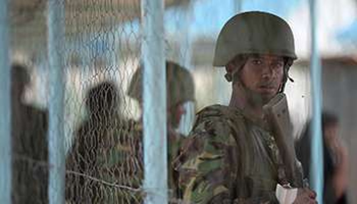 Un soldat devant la morgue de Garissa. © Carl de Souza/AFP