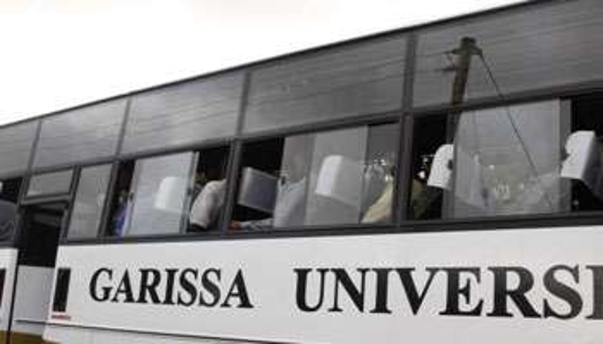 Des étudiants évacués de l’université de Garissa le 2 avril. © Khalil Senosi/AP/SIPA