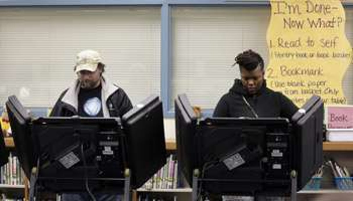 Deux électeurs votent à l’élection municipale partielle de Ferguson, le 7 avril 2015. © Jeff Roberson/AP/SIPA