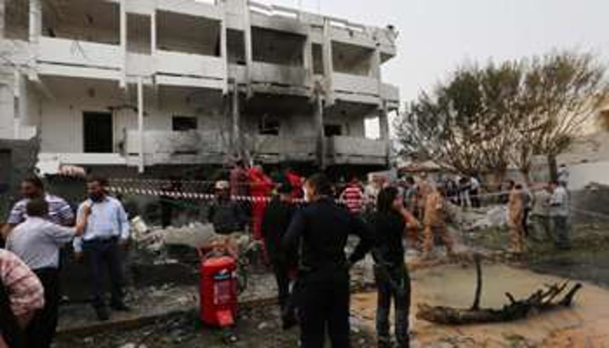 Un attentat à la voiture piégée a touché l’ambassade de France à Tripoli, le 23 avril 2013. © AFP