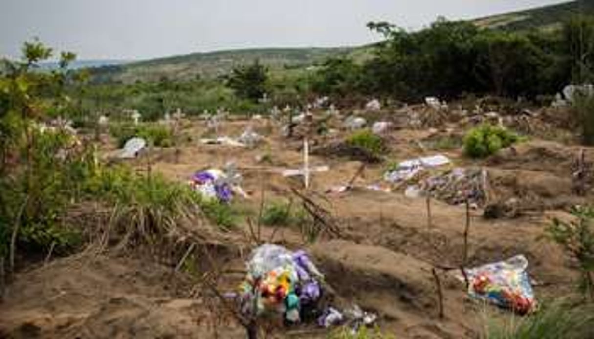 Le cimetière de Maluku où 421 corps ont été inhumés le 19 mars 2015 dans la nuit. © Federico Scoppa/AFP